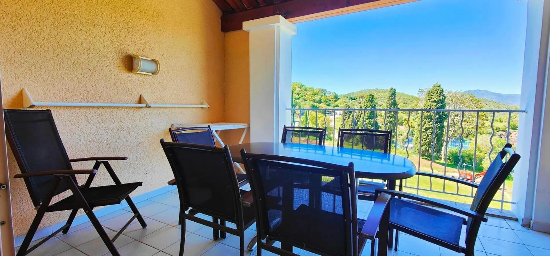 Apartament Beautiful Apt With Ac And Swimming Pool Saint-Raphaël Francja
