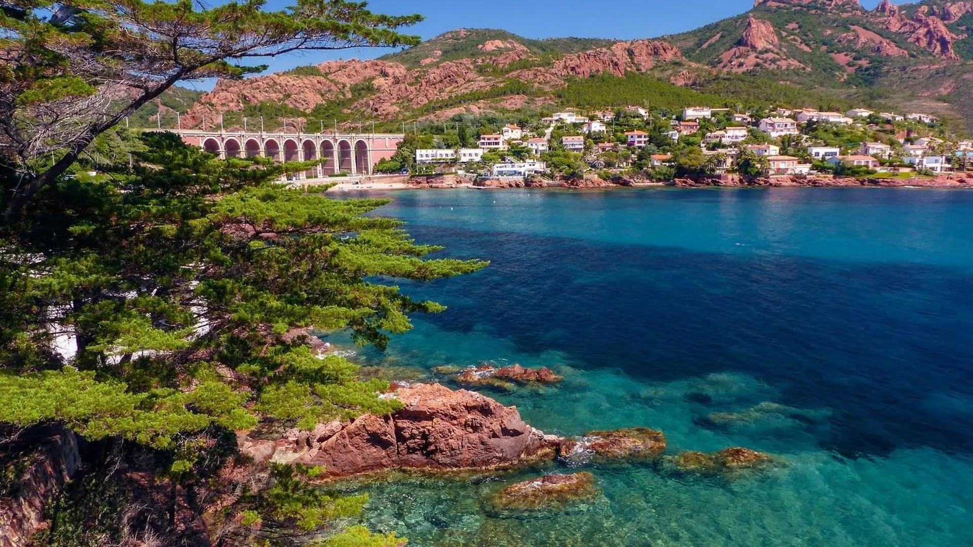 Apartament Beautiful Apt With Ac And Swimming Pool Saint-Raphaël Francja