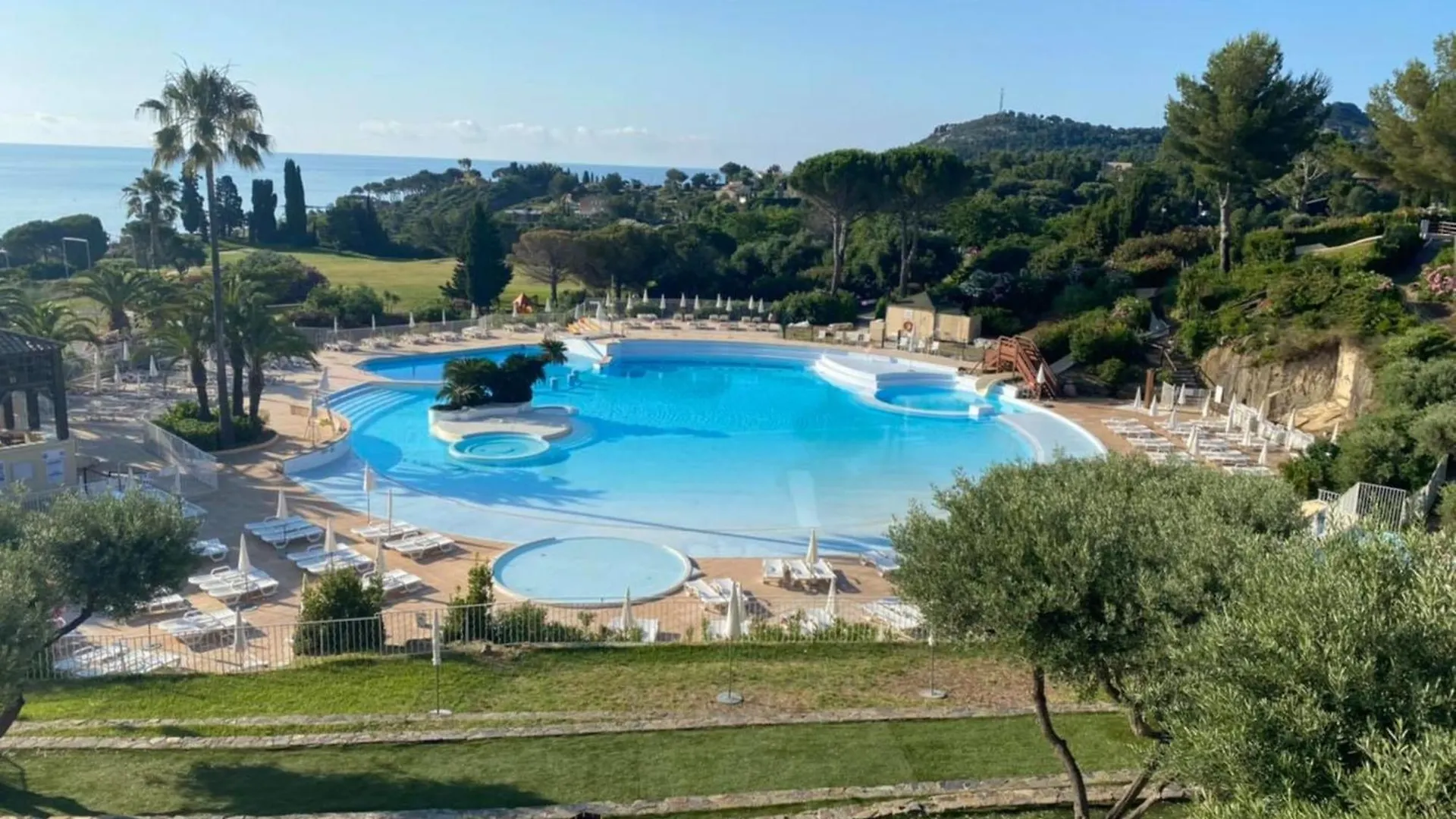 Apartment Beautiful Apt With Ac And Swimming Pool Saint-Raphael